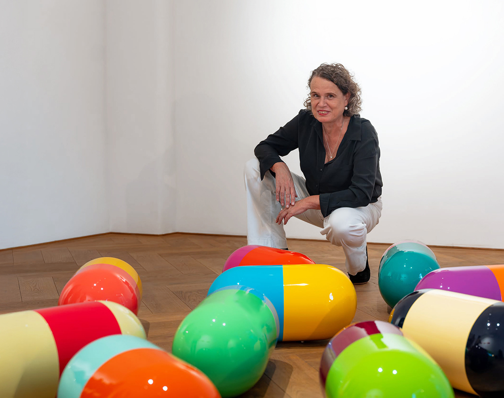 Uta Weber vor ihren Kunstobjekten HAPPYPILLS